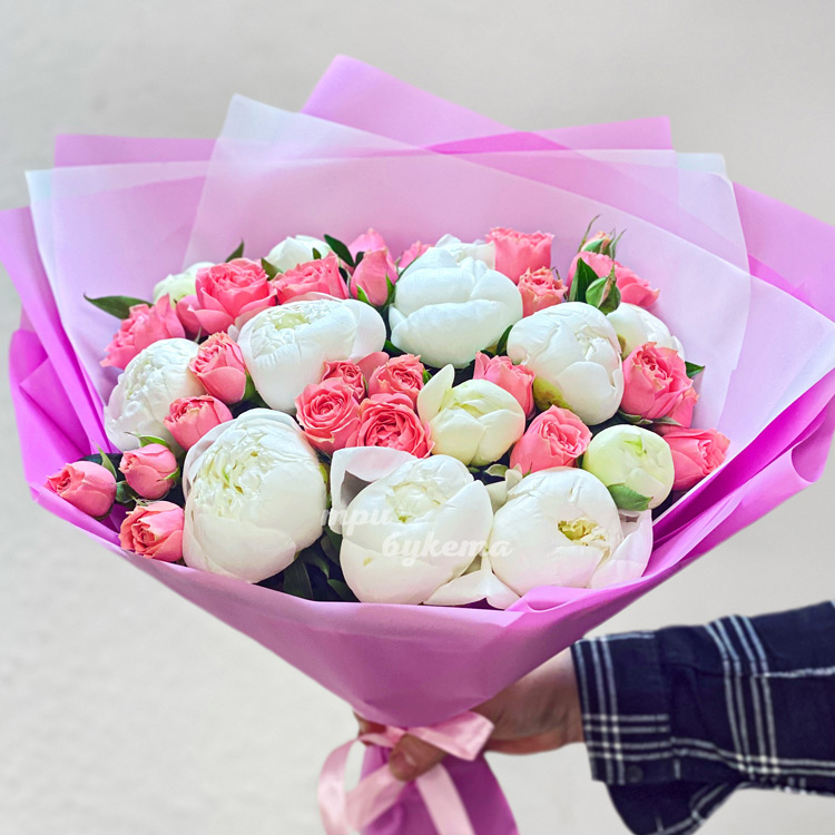 Букет пионов и кустовых роз на 8 марта (крупный план)