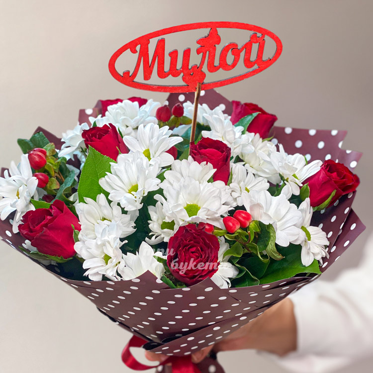 Букет роз и хризантем на 8 марта