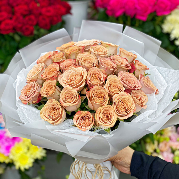 Букет роз сорта Капучино на 8 марта (крупный план)