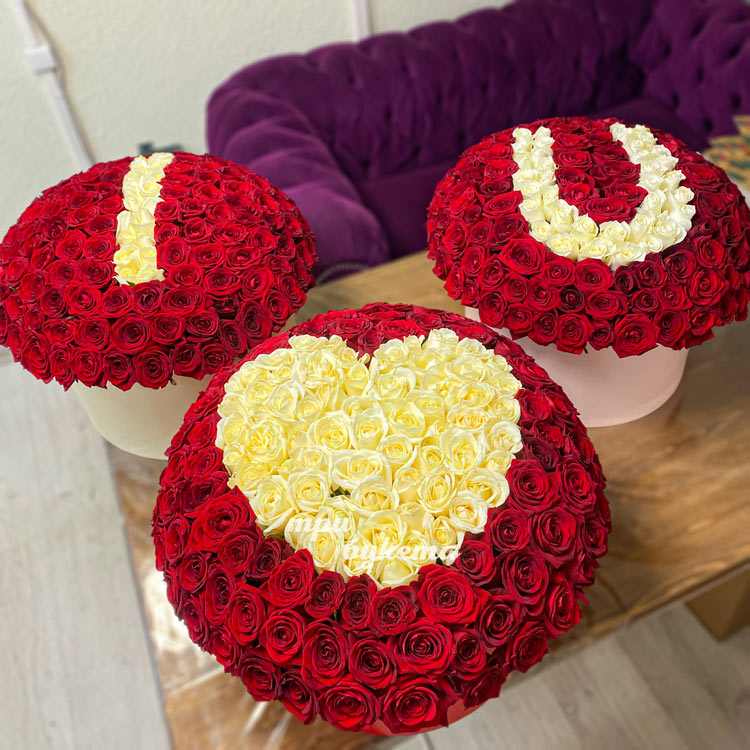 Шляпные коробки роз с признанием в любви (вид сверху)