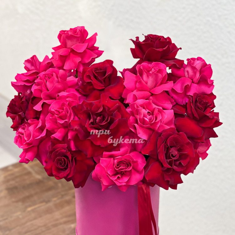 Яркие розы на 8 марта в шляпной коробке (крупный план)