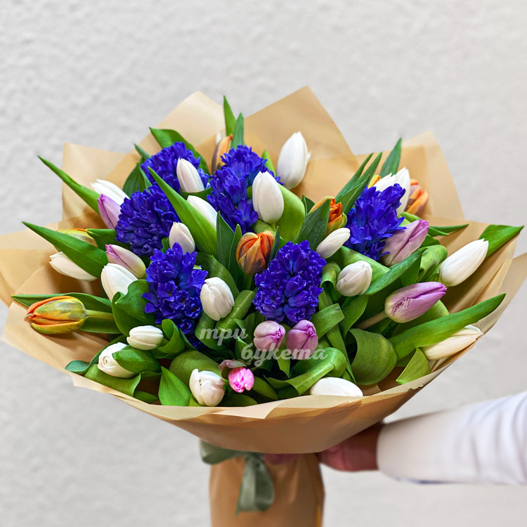 Букет цветных тюльпанов и синих гиацинтов (крупный план)