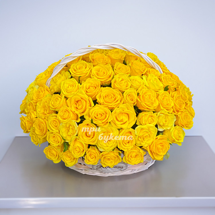 Желтые розы в плетеной корзине