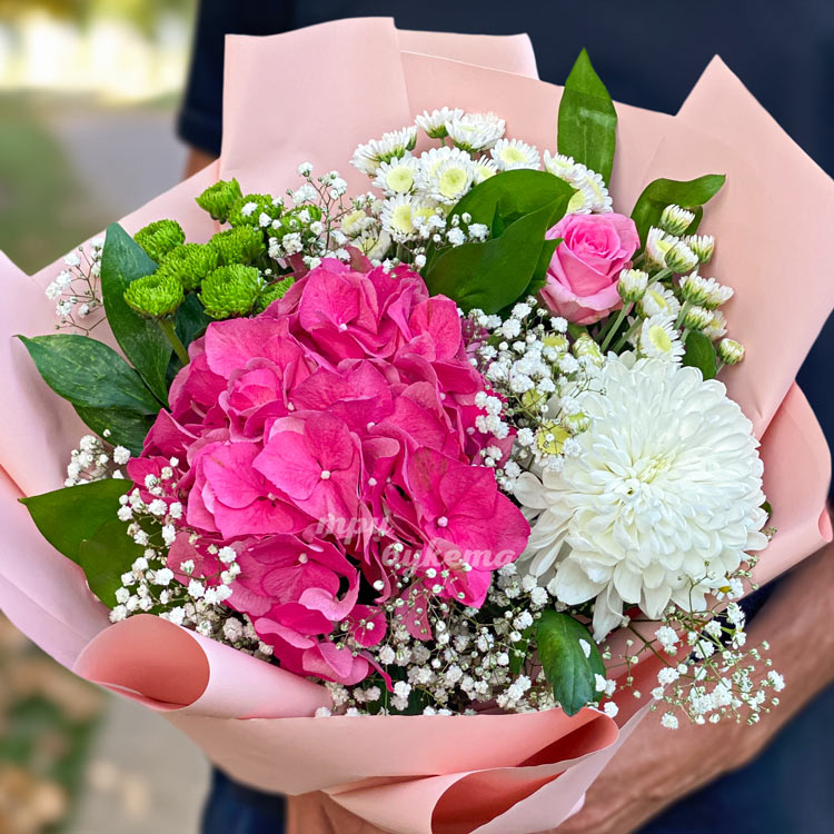 Розовый букет из хризантем и гортензии (крупный план)