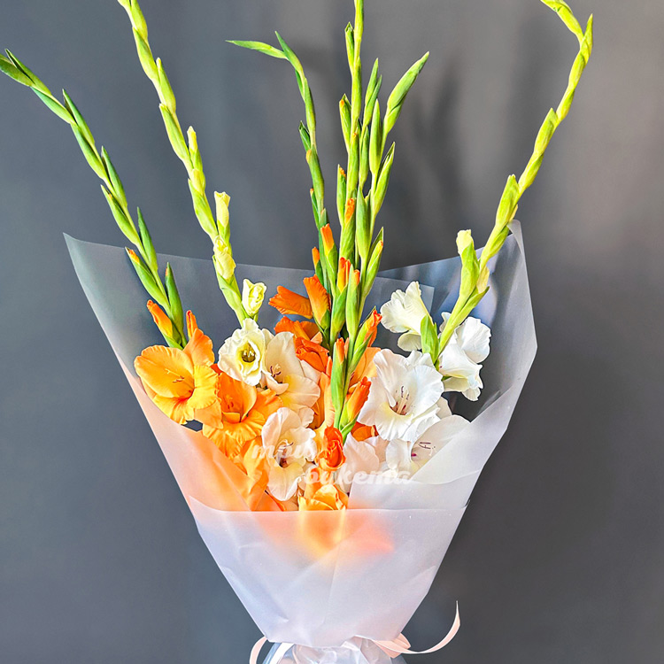 Букет из 7 разноцветных гладиолусов (крупный план)