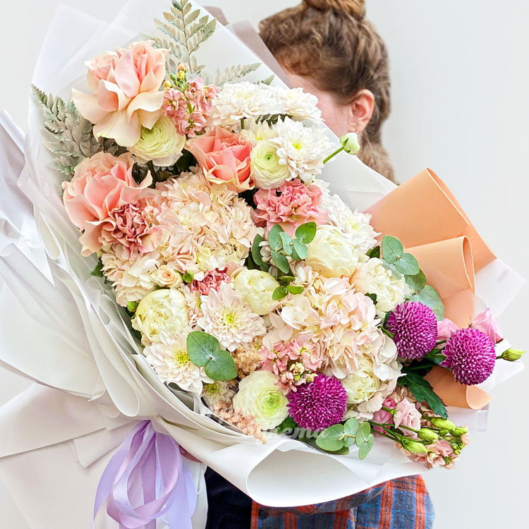 Большой букет гортензий, хризантем и роз (крупный план)