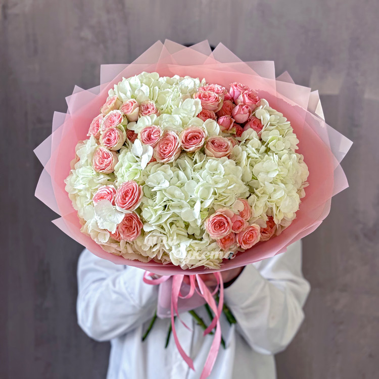 Букет белых гортензий и розовых кустовых роз (в руках флориста)