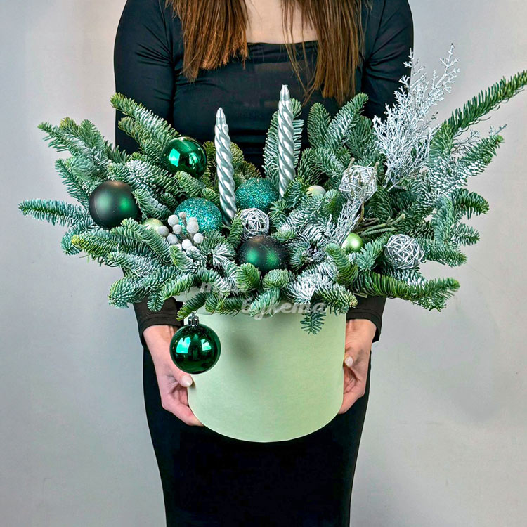 Зеленая новогодняя композиция в коробке