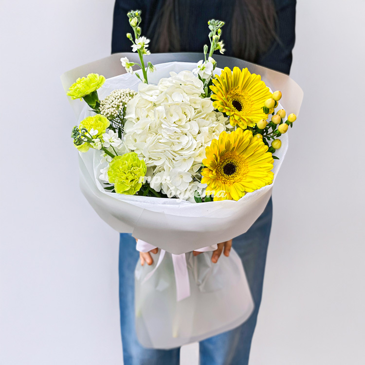 Белый букет с гвоздиками и герберами