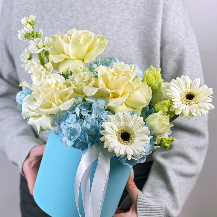 Голубые гортензии с белыми розами в коробке (вид сбоку)