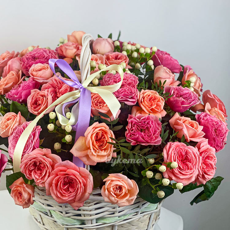 Корзина розовых кустовых роз с гиперикумом (крупный план)