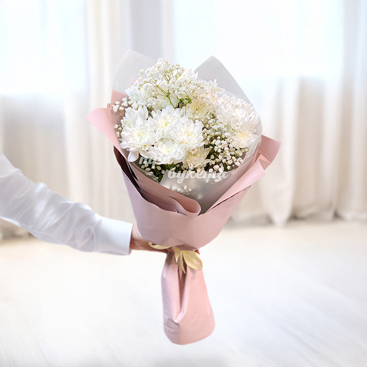 Букет из белых хризантем с гипсофилой