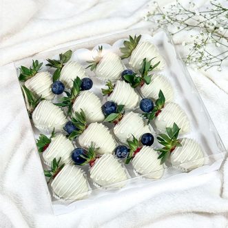 Коробка из 16 клубник в белом шоколаде