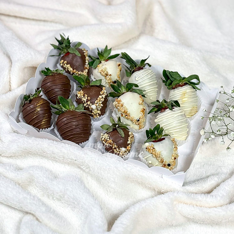 Коробка из клубники в шоколаде с орешками (вид сверху)