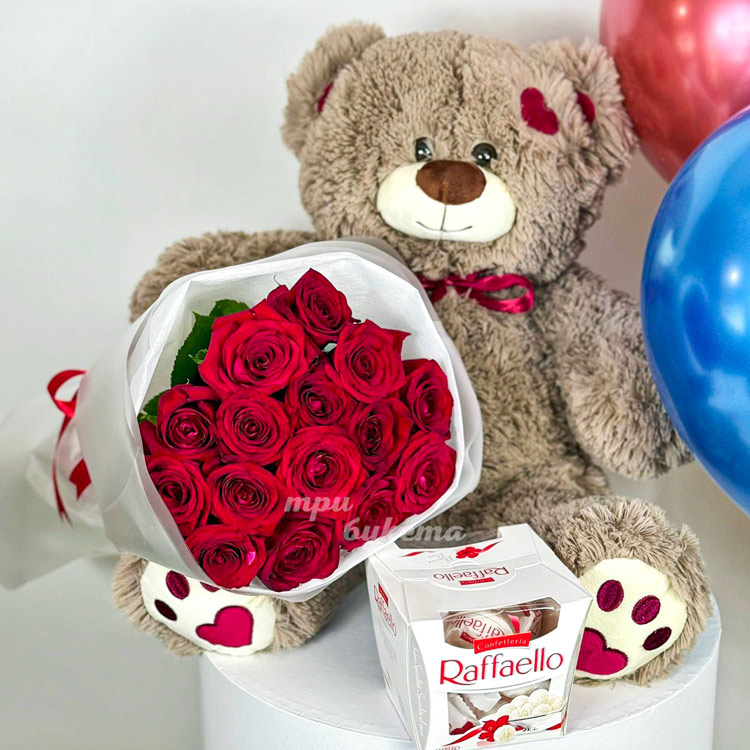 Набор из мягкой игрушки, шариков, конфет и 15 красных роз (крупный план на игрушке)